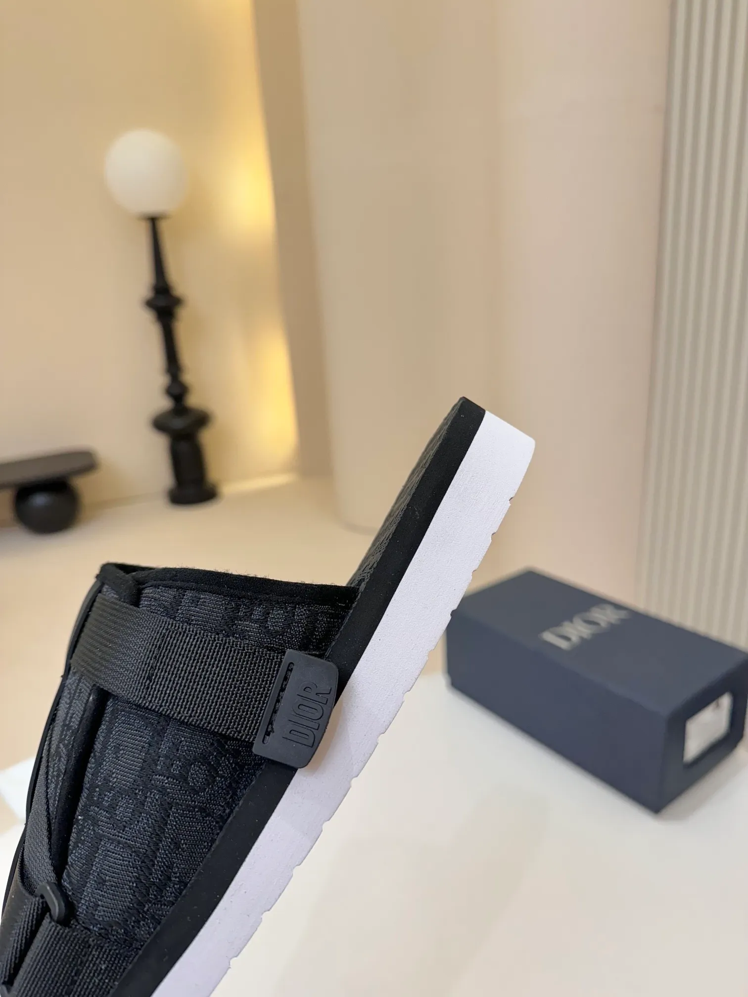 [Dior] P: 300💰 -Size: 38-46 Dior Dior D’s classic men’s slippers, high-end boutique, original material, pure cotton printed canvas upper, fine workmanship, super soft sole, casual, loose and comfortable, a must-have in summer!